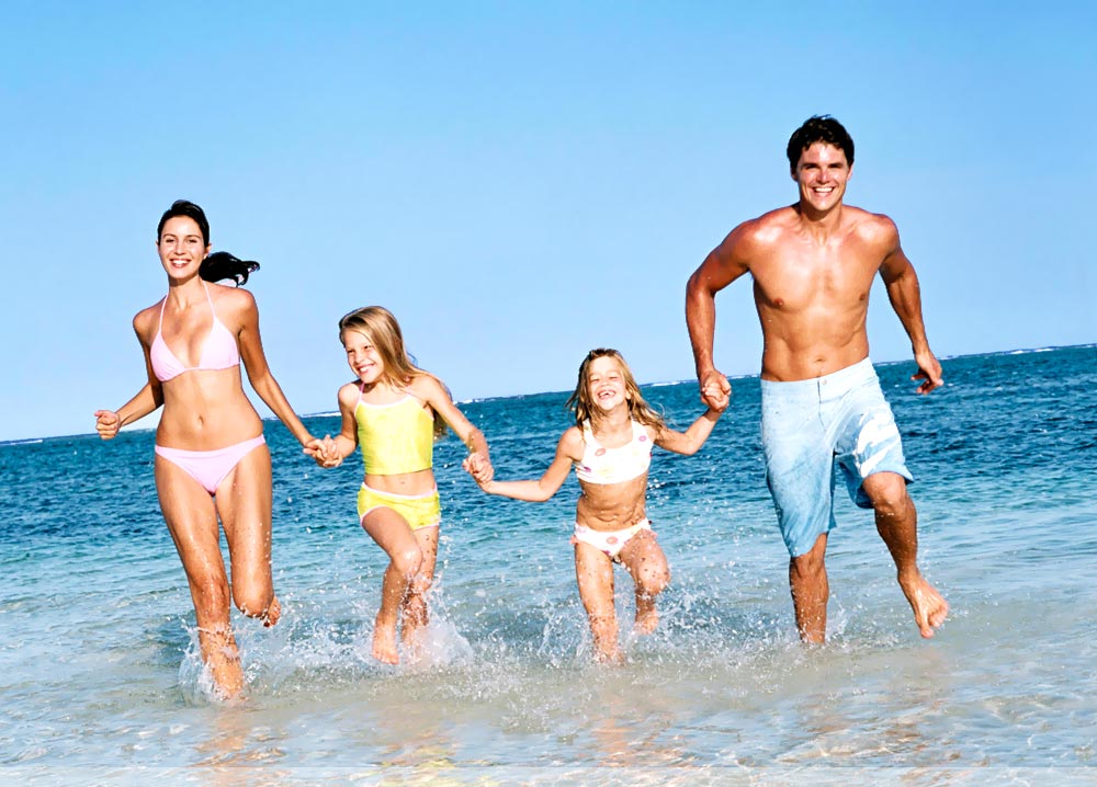 Семейный тур в турцию. Семья на море. Семья отдыхает на море. Семья на пляже. Дети на море с родителями.